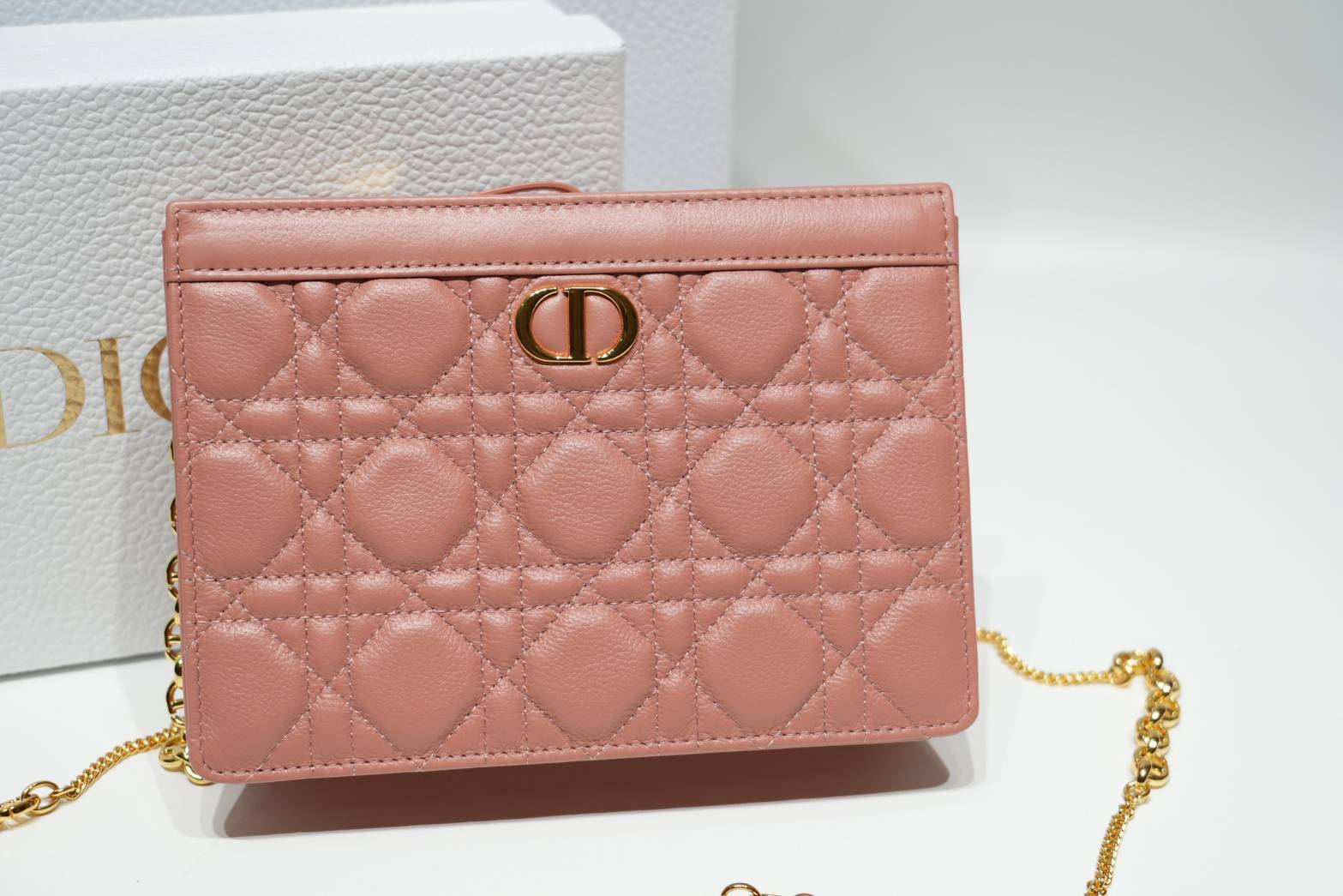 Caro Every Dior Pouch / Dior Clutch Bag Cloud Supple Cannage Leather กระเป๋าทรงคลัชพอช หนังแท้ ทรงเสนห์ผสมผสานดีไซน์ทันสมัยและใช้งานง่ายได้จริงหลายโอกาส เกรดท็อปออริ เทียบแท้ 1:1 ใช้งานต่างประเทศ