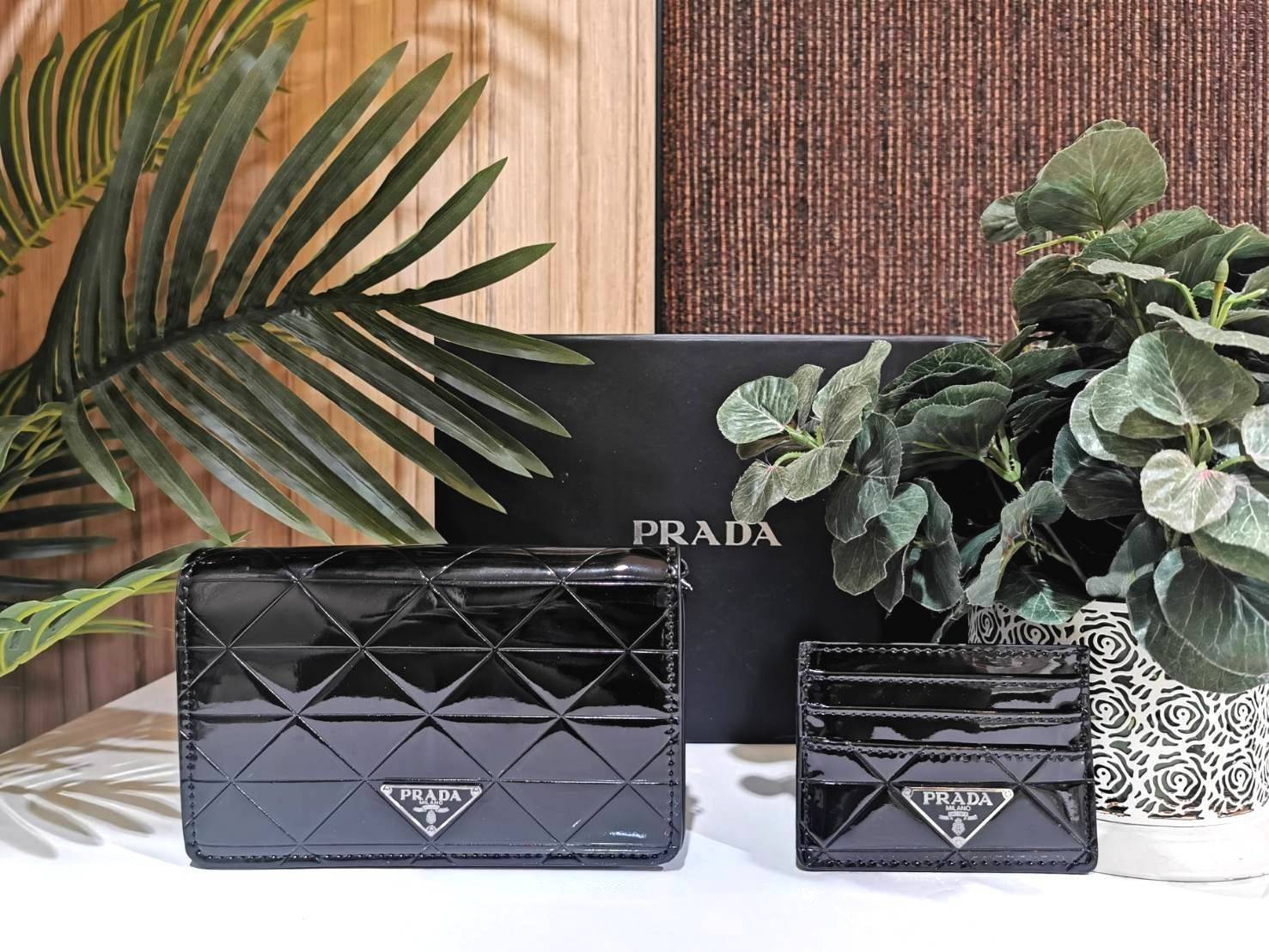 PRADA CLUTCH BAG WITH CARD HOLDER VIPGIFT WITH PURCHASE พรีเมี่ยมกิ้ฟรุ่น Limited จาก DUTYFREE สวยหรูดูดีสุดคุ้มมากๆได้ทั้งกระเป๋าสะพายทรงคลัชพร้อมสายโซ่แบรนด์ + กระเป๋า Card Holder ใส่นามบัตรครบชุดไอเท็มใหม่ล่าสุดน่าใช้น่าสะสม สินค้ามาพร้อมกล่องแบรนด์ Du
