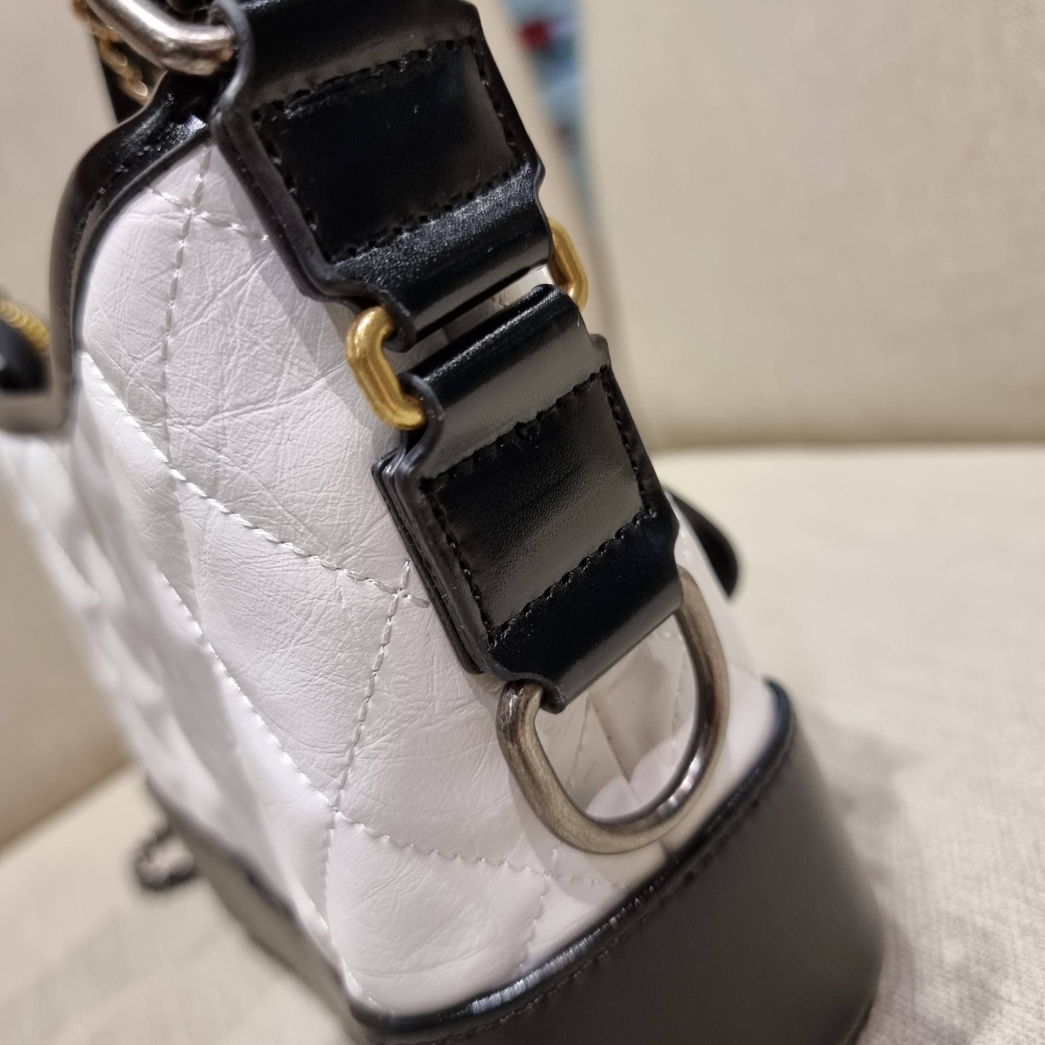 9" CHANEL SHOULDER BAG / CHANEL GABRIELLE HOBO BAG ไซส์คลาสสิค กระเป๋าสะพายข้าง/ไหล่ หนังแท้ นิ่ม หรู มาพร้อมพวงกุญแจสัญลักษณ์แบรนด์ อะไหล่พร้อมโซ่สะพายสีทองสลับสีเงินรมดำ สามารถสะพาย crossbody หรือสะพายไหล่ได้หมด สะพายแล้วขับผิวมากๆ เปิด-ปิดกระเป๋าด