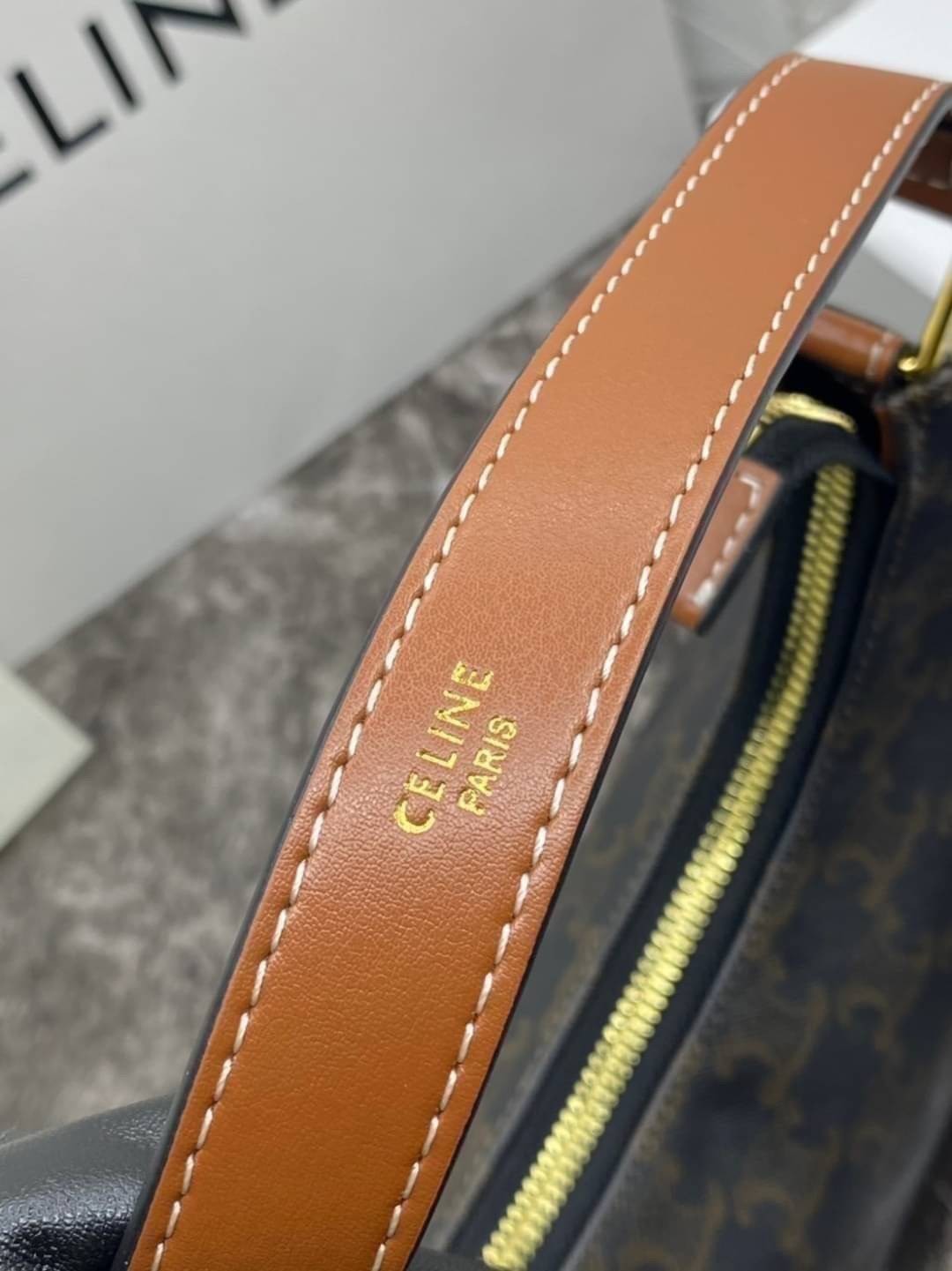 หนังแท้ CELINE AVA / CELINE Vintage Classic Ava bag 1 ใน คอลเลคชั่น “Triomphe Canvas” มาพร้อมสายสะพายไหล่ที่ปรับความยาวได้ และเนื่องจากช่วงล่างของกระเป๋ามีขนาดใหญ่กว่าช่วงบน จึงทำให้ไม่เสียทรงเมื่อเราใส่สิ่งของอย่างกระเป๋าสตางค์หรือโทรศัพท์มือถือ หากดูภาพ