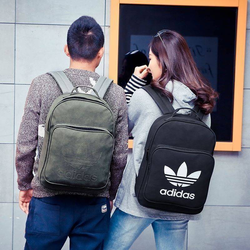 Adidas Originals Classic Trefoil Backpack วัสดุเป็น puหนังนิ่มและโพลีเอสเตอร์100% สะดวกสบายและมีดูดีมีสไตล์ด้วยเป้สะพายหลังสำหรับอุปกรณ์ออกกำลังกาย ปลอดภัยและจุได้เยอะขึ้นด้วยกระเป๋าหน้าพร้อมซิปสำหรับสิ่งของชิ้นเล็ก ภายในมีช่องโน้ตบุ๊กโดยเฉพาะ ด้านหน้าสกร