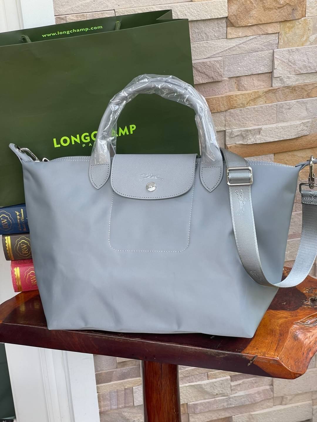 8สี พร้อมส่ง Longchamp LE PLIAGE NÉO TOP HANDLE BAG (medium size) อีกหนึ่งรุ่นยอดนิยม ที่สาวๆ ต้องมีไว้เก็บไว้สักใบ กระเป๋าโท้ทใบนี้ มาพร้อมกับสีที่มีสไตล์เรียบง่าย มีสายสะพายยาวปรับสั้นยาวได้ช่วยให้คุณสามารถสะพายไหล่ได้อย่างสบาย ในตัวสายปักโลโก้อันเป็นสั
