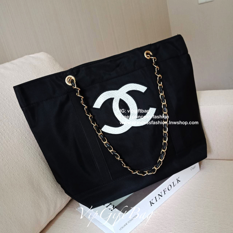 Chanel Satin Tote With Chain ♡♡ กระเป๋าสะพายทรง Shopping Bag งาน VIP GIFT ของแท้ 100% นำเข้าจาก Chanel Perfume Counter ใบใหญ่วัสดุ SATIN **อะไหล่ทอง ประดับคริสตัลสีดำโลโก้ CC สุดคลาสสิคหน้าหลัง ซับใน Polyester 100% เปิดปิดด้วยกระดุมแม่เหล็ก 