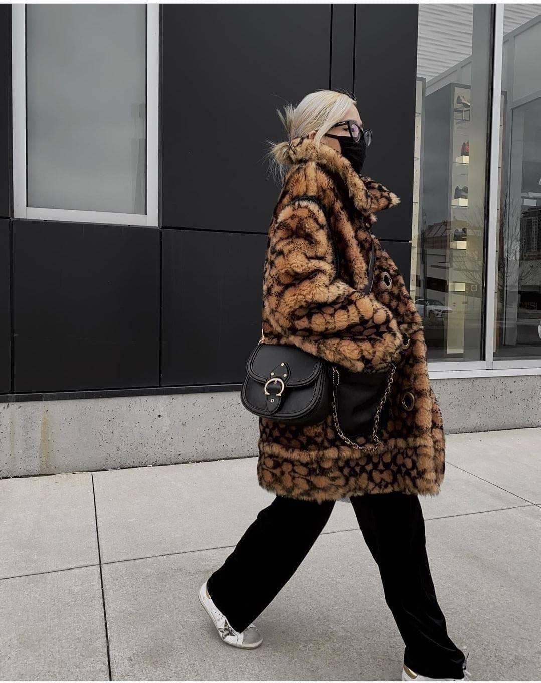 COACH C0749 BEAT SADDLE BAG The best item! ที่สาวๆรอคอย! ฮอตไฟลุก! สีหายาก ละมุนคุณหนู คอลเลคชั่นใหม่ ดีไซน์หรูหรา พิเศษมากๆมาพร้อมสายสะพาย 2 เส้น ใช้คู่กันหรือแยกสะพายก็สวยครบสูตร กระเป๋าสะพายทรง saddle คลาสสิค วัสดุหนัง glove-tanned ทนทาน เปิด-ปิดด้วยกร