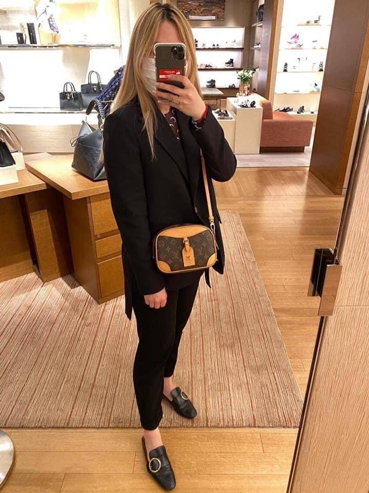 LV Deauville Mini Monogram Canvas bag เดอะเบสท์เซลเลอร์ ที่ใครก็ตามหา กับกระเป๋าสะพายทรงกล่อง ไซส์เล็กกะทัดรัด พกพาสะดวก รูปทรงสวยหรู วัสดุหนังแคนวาสสลับหนัง