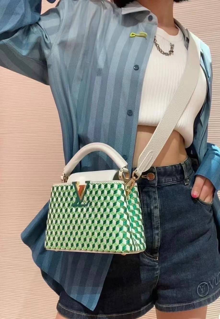 LV capucines top handle สีเขียวเหนี่ยวทรัพย์ที่สุดของความสวยในราคาเบาๆ กระเป๋าถือสุดหรู ดีไซน์ทรงคลาสสิค พร้อมลวดลายหรูหรา มาพร้อมหูจับในตัว ด้วยรูปทรงวินเทจ สัมผัสดี ขับผิว ทำให้ไอเท็มนี้สะกดทุกสายตาจริงๆ พร้อมส่งครบ box set ในราคาที่คุ้มที่สุด จัดเถอะค่