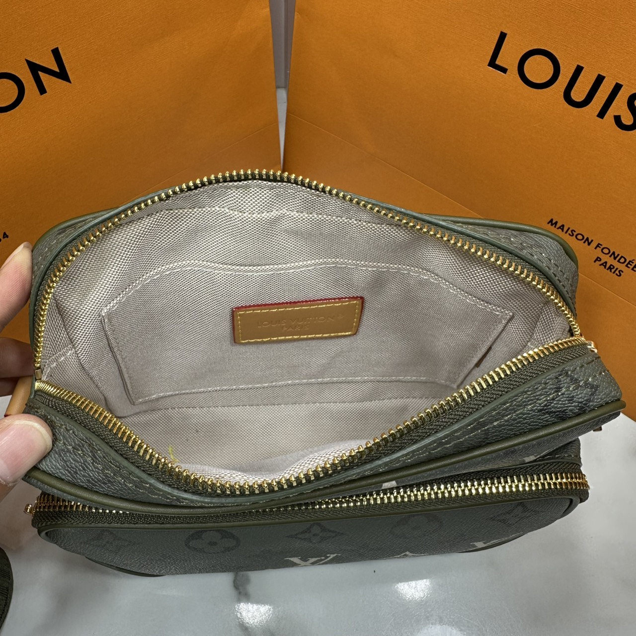 ORI หนังแท้ | LV Nil Messenger PM Navy Green กระเป๋าสะพายทรงแมสเซ็นเจอร์ สีใหม่ดีไซน์ใหม่