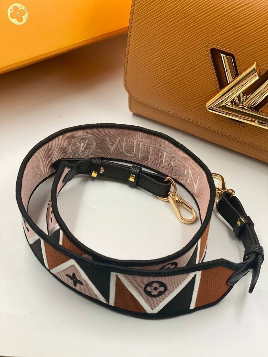 หนังแท้ LOUIS VUITTON Epi Twist Shoulder Bag MM พร้อมส่งที่ไทย เกรดออรินอลงานหนังแท้ทั้งใบ ภาพสินค้าถ่ายจากงานขายจริง ใช้งานต่างประเทศได้