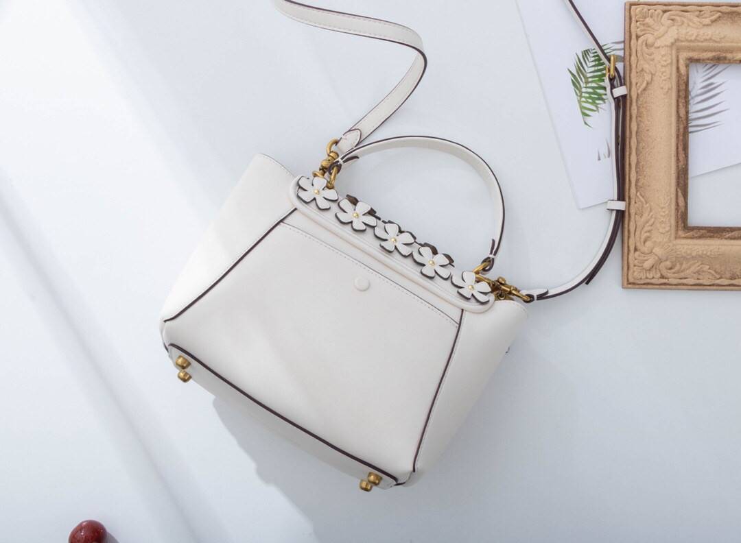 Coach Courier Carryall 23 With Floral Applique สินค้าใหม่ทรงน่ารัก ใช้แล้วดูแพงมากกก มีช่องใส่ขนาดกว้าง ใส่ของได้จำนวนมาก แถมยังสามารถถือเก๋ๆ แบบคุณนาย พร้อมทั้งสะพายเป็น crossbody ก็ได้ โดดเด่นด้วยสีส้น ดูเก๋ไม่เหมือนใครจิงๆ เปิดปิดด้วยกระดุมหมุน ใช้แล้ว