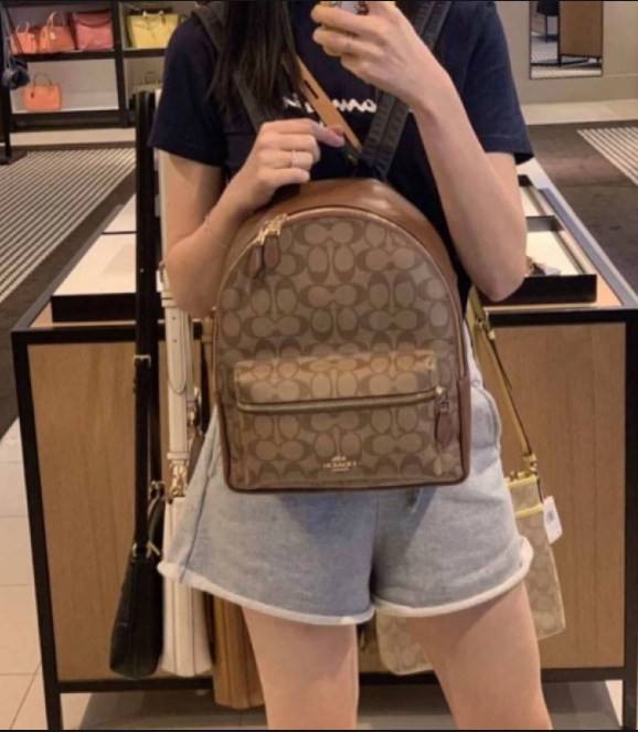 OUTLET 】COACH MEDIUM CHARLIE BACKPACK IN SIGNATURE ((32200)) พร้อมส่งที่ไทยอีกครั้งค่ะ! กระเป๋าสะพายหลังขนาดกลาง หนังแท้+ไนล่อน ด้านหน้ามีช่องซิปให้หนึ่งช่อง;เปิดปิดช่องหลักแบบซิปคู่ ภายในกว้างใส่สัมภาระได้จุนะคะ พร้อมช่องซิปให้อีกช่องค่ะ;สายสะพายสามารถเล