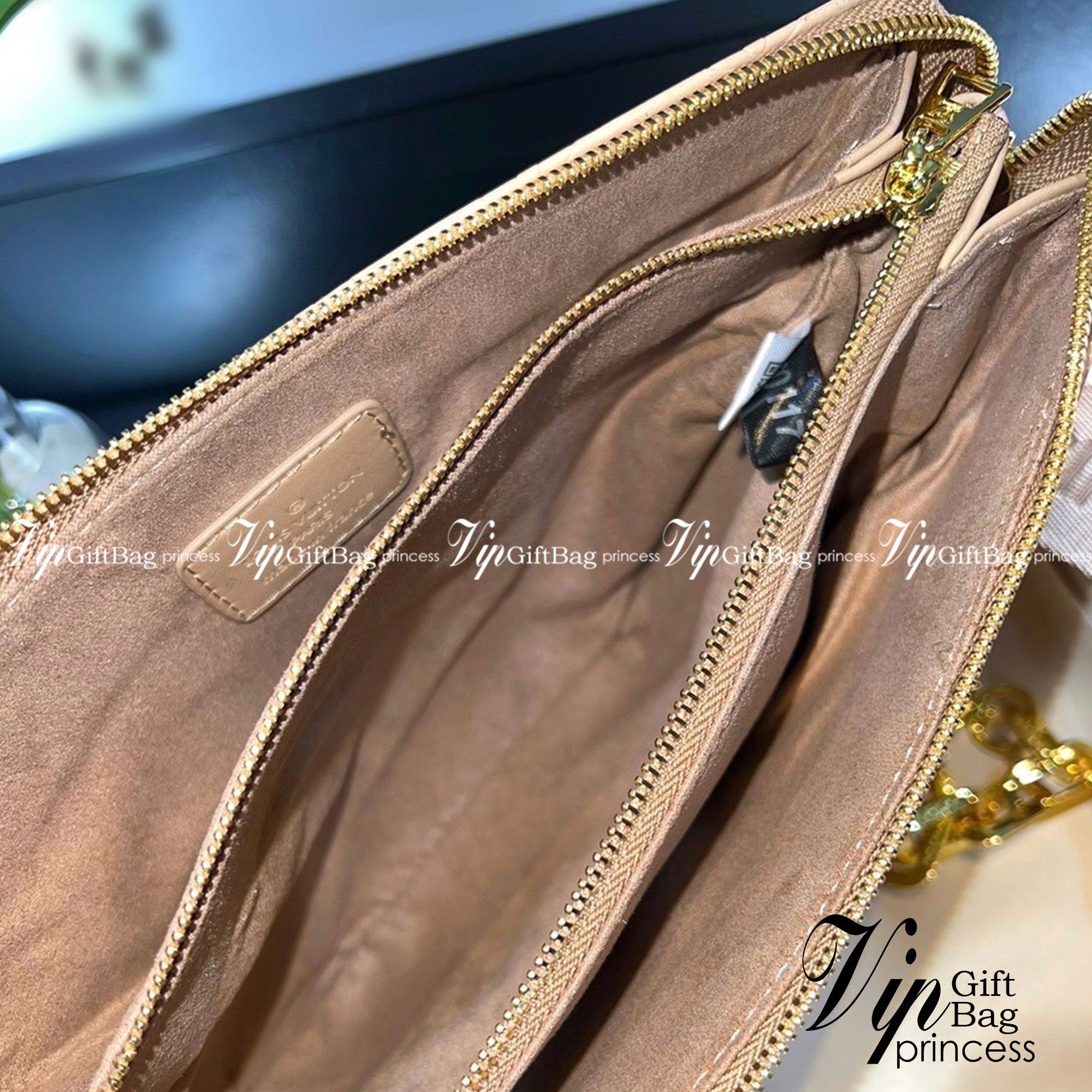 LV HANDLE POUCH MONOGRAM / LV Coussin PM Bag กระเป๋าสะพายกึ่งคลัชท์ สุดล้ำ มาแรงมาก ด้วยความสวยปังตั้งแต่แรกเห็น วัสดุหนังแกะสังเคราะห์ปั๊มลายสวยคม มาพร้อมสาย 2 เส้น เลิศๆ มีสายโซ่ที่มีดีเทลละเอียดไม่ซ้ำ และสายสปอร์ตครอสบอดี้ ที่จะคล้องไว้ทั้งสองเส้นก็ดีง