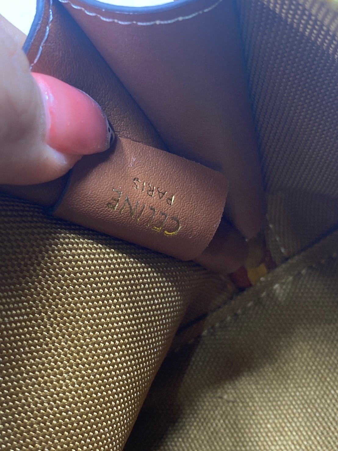 CELINE POUCH 16cm / CELINE TRIOMPHE Triumphal Arch Canvas / CELINE CLUTCH WITH CHAIN ภาพถ่ายจากสินค้าจริง พร้อมส่งที่ไทย ใช้งานต่างประเทศได้ กระเป๋าคลัทช์ดีไซน์เรียบหรูออกแบบมาได้อย่างลงตัว