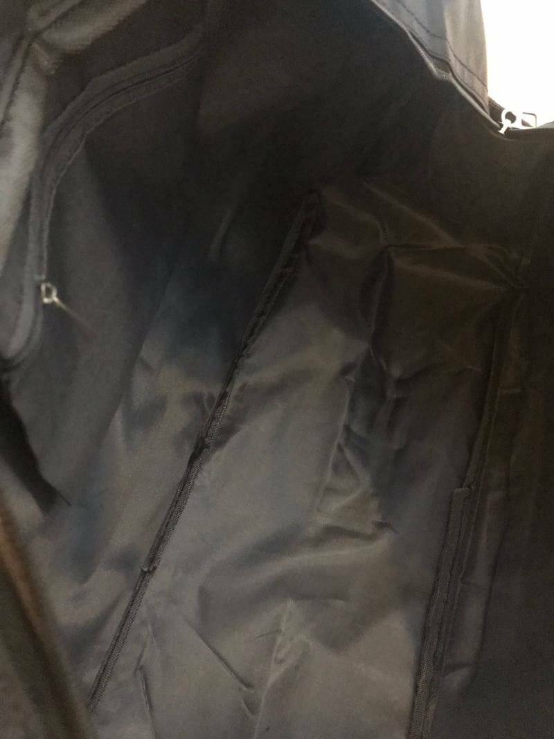 NIKE TRAVEL BAG กระเป๋าเดินทางสะพายสไตล์ Sport ใบใหญ่ วัสดุ NYLON + POLYESTER ด้านหน้าสกรีนโลโก้แบรนด์พร้อมช่องซิปใช้งานง่าย ช่องใหญ่เปิดปิดด้วยซิปคู่ ภายในกว้าง ใส่เสื้อผ้าสำหรับเดินทาง หรืออุปกรณ์เล่นกีฬาและฟิตเนสได้ มาพร้อมสายสะพายปรับได้ฟรีไซส์ ใบใหญ่