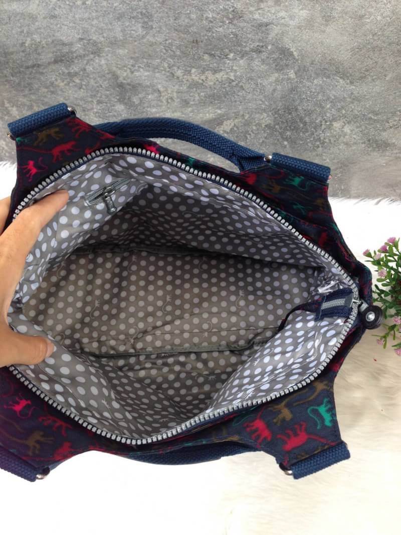 Kipling รุ่น Cicele กระเป๋าสะพายไหล่ใบใหญ่ สวยน่ารัก ตัวกระเป๋าด้านในเป็นช่องโล่งแบบปิดเปิดด้วยซิป มีช่องซิปด้านใน ด้านข้างกระเป๋า มี 2 ช่อง ปิดเปิด ด้วยเทป พร้อมที่ใส่โทรศัพท์ ปากกา และ MP 3 ในส่วนด้านใน และ ด้านข้างกระเป๋า ซ้าย-ขวา เป็นช่องขนาดเล็กสำหรั