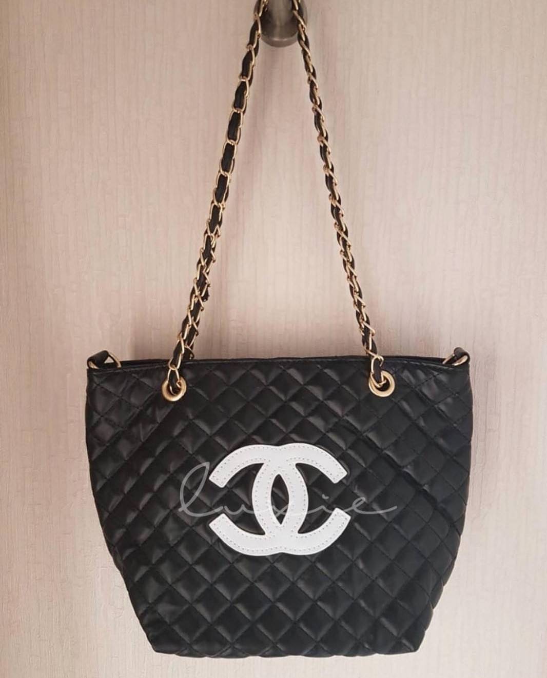 Chanel GWP Tote Bag With Chain New arrival! กระเป๋าสะพายทรง Tote VIP Gift With Purchase รุ่น Limited Edition VIP gift ของแท้จาก Chanel Perfume Counter วัสดุหนังเรียบลายตาราง ขนาดกำลังดี น้ำหนักเบา ด้านหน้ามีโลโก้ เปิดปิดด้วยกระดุมแม่เหล็ก ภายในมีโลโก้ และ