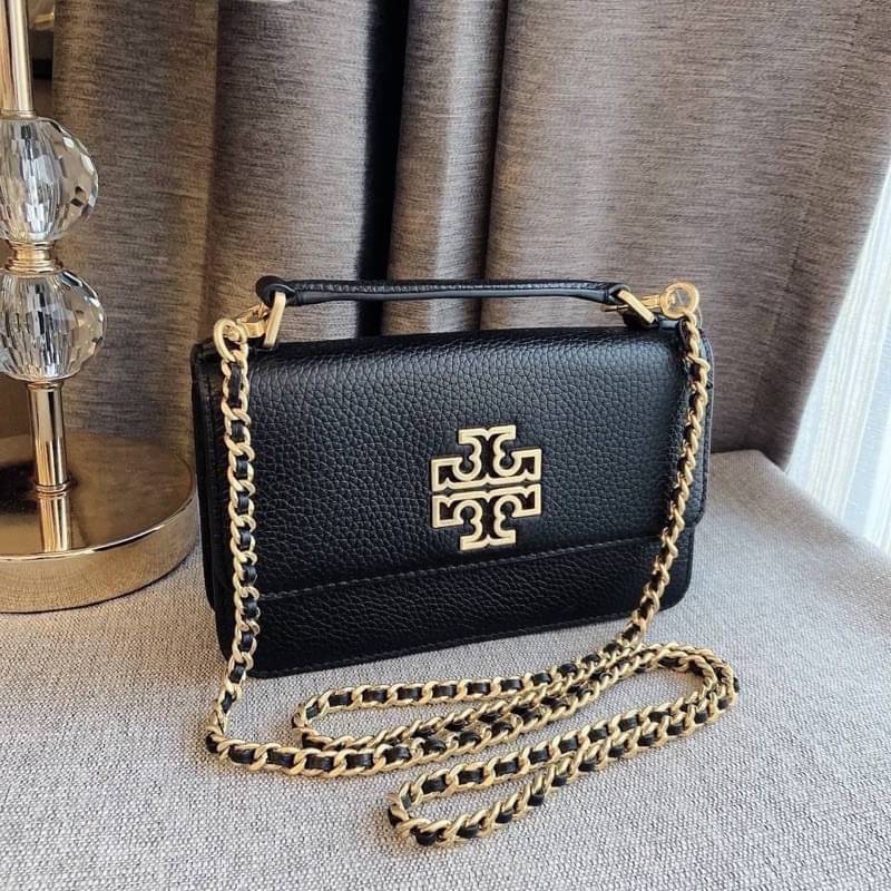TORY BURCH BRITTEN MINI TOP HANDLE BAG พร้อมส่งที่ไทย กระเป๋าสะพาย Crossbody วัสดุหนังวัวแท้ การออกแบบเรียบง่าย ยังคงความหรูหราเอาไว้ มาพร้อมสายยาวโซ่อะไหล่ทองสลับหนัง ถอดออกได้ ตอบสนองการใช้งานได้ดี มีหูหิ้วด้านบนสามารถใช้งานได้ในหลายโอกาสค่ะ