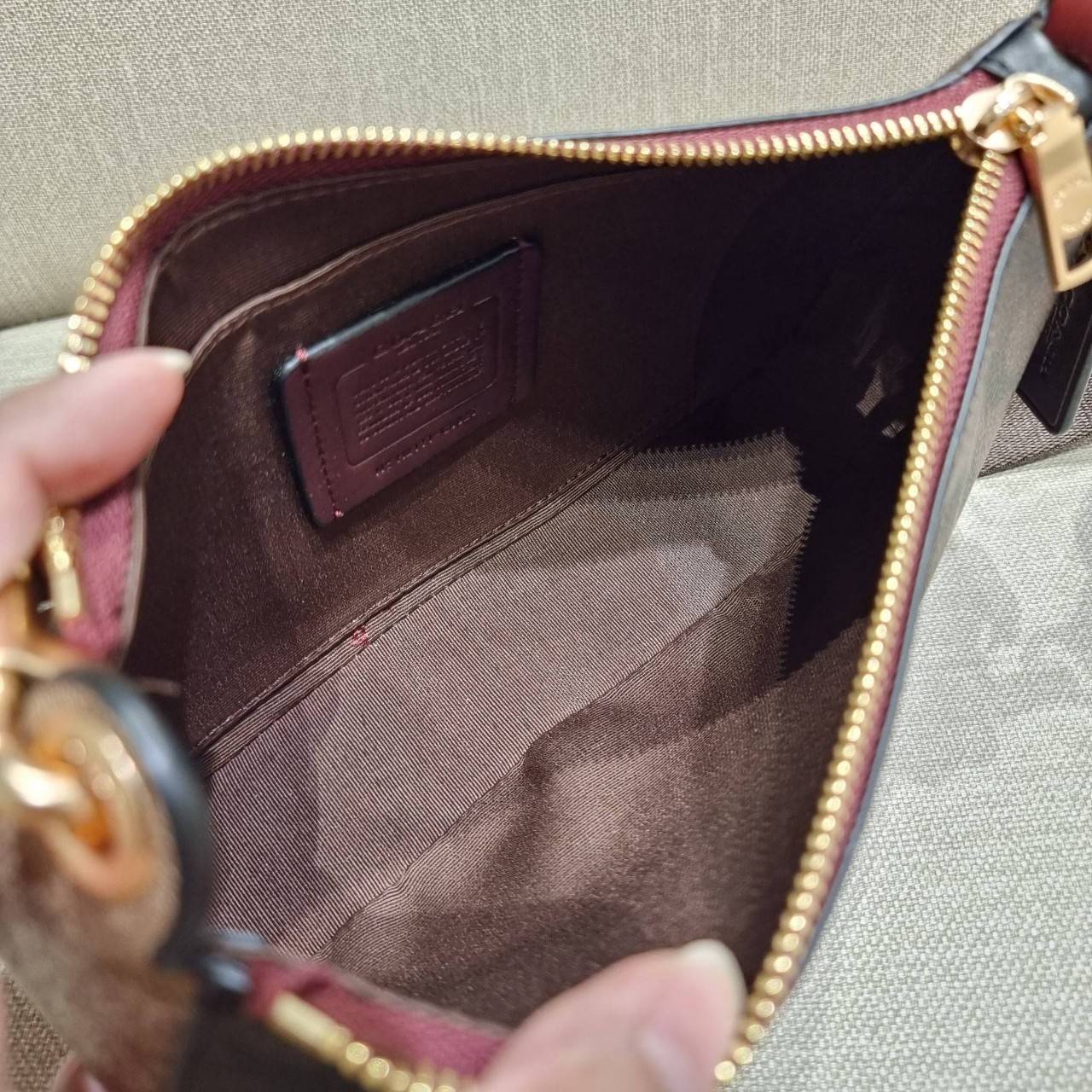 COACH C7264 C6823 C6817 JES BAGUETTE IN SIGNATURE CANVAS คอลเลคชั่นใหม่ล่าสุด พร้อมเสิร์ฟความสวยถึงบ้านเช่นเคย!! กระเป๋าสะพายทรงบาแกตต์ ดีไซน์ย้อนยุค ที่แอบแฝงความเรียบหรูดูแพงอยู่ในตัว โดดเด่นด้วยสายสะพายเส้นใหญ่ โทนสีคอนทราส ทำให้ไอเท็มนี้ดูมีลูกเล่นมาก