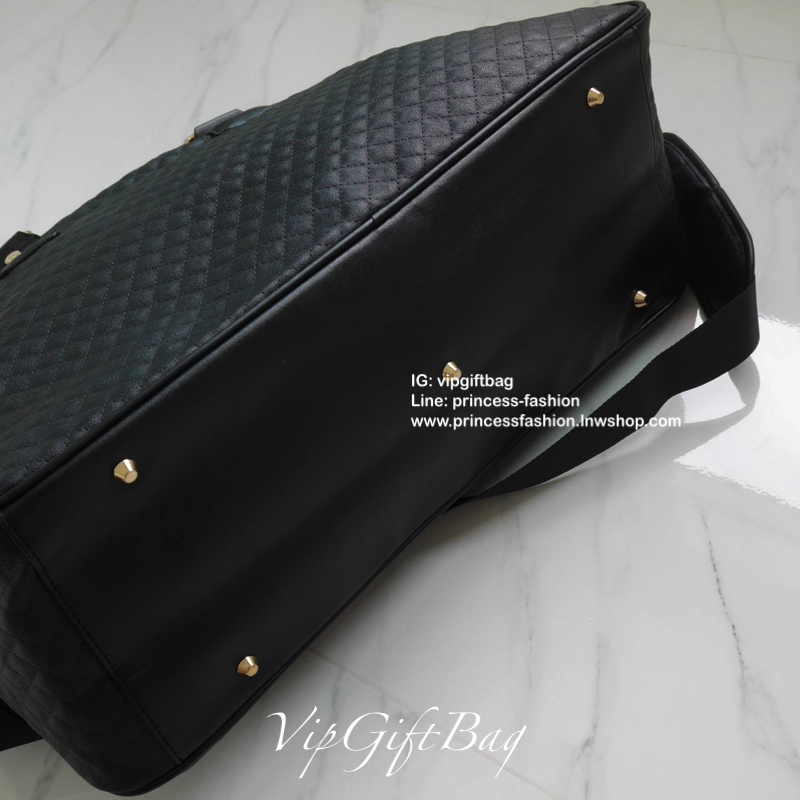 CHANEL VIP GIFT TRAVEL BAG (XL) กระเป๋าเดินทางแบบถือไซส์ใหญ่พิเศษ พรีเมี่ยมกิ๊ฟของเเท้จาก CHANEL วัสดุหนังสังเคราะห์ ลายตารางเนื้อหนาสีดำ เต็มใบ ด้านในเปิดปิดด้วยซิปที่จับหนัง (มีหนังสำหรับรวมหูให้ด้วยกระดุม) ใส่เสื้อผ้าได้มากกว่า4-5ชุด สายสะพายยาวมีที่รอ