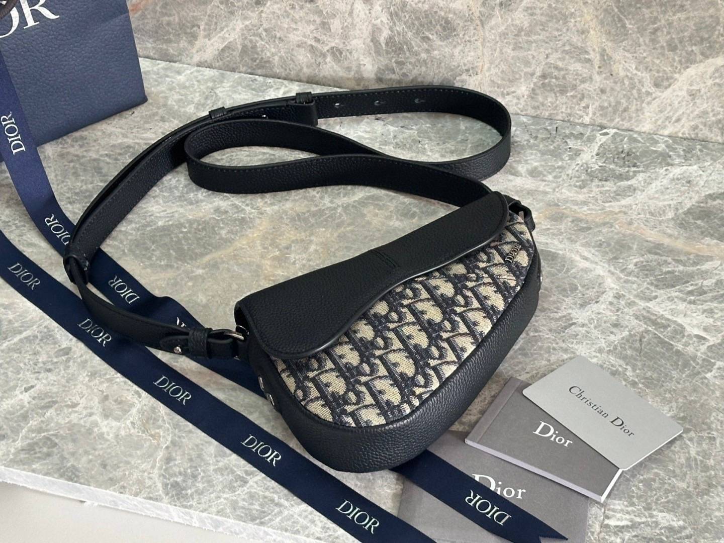 TOP ORI หนังแท้ | DIOR Mini Saddle Oblique jacquard Bag กระเป๋าสะพาย/คาดอกดีไซน์ไอคอนิกด้วยรูปทรงที่ทันสมัย รังสรรค์ขึ้นจากผ้าแจ็กการ์ดลาย สีเบจและสีดำ โดดเด่นด้วยฝาพับแม่เหล็กที่ทำจากหนังแท้ลายเกรนสีดํา เอกลักษณ์ของความหรู ไฮคลาสอย่างลงตัว