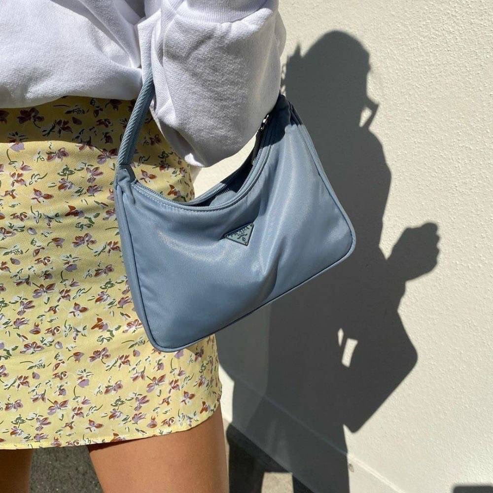 PRADA Nylon Mini Bag รุ่นใหม่แนะนำ!! พร้อมส่งครบ4สี รุ่นขายดีในตำนานค่ะ PRADA NYLON HANDBAGS ขนาดกะทัดรัด **อะไหล่เงิน วัสดุทำจากผ้าNylon อย่างหนา อยู่ทรง กันน้ำได้ หายห่วงคะ ด้านหน้ามีโลโก้แบรนด์ เปิดปิดด้วยซิป มาพร้อมสายผ้า ไม่สามา