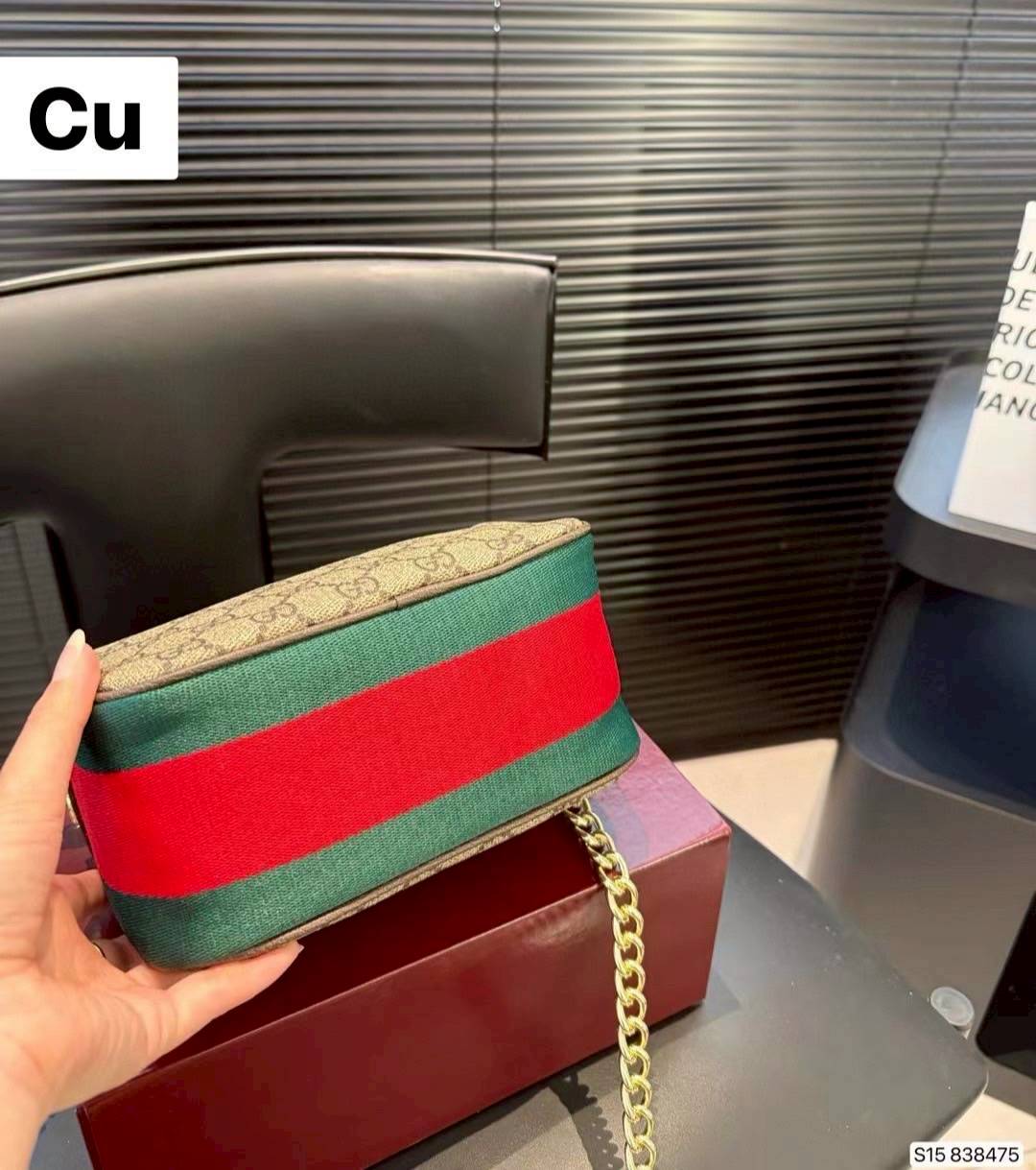 Gucci Ophidia mini bag on Chain shoulder strap กระเป๋าทรงสะพายใบเล็กดีไซน์ใหม่ น่ารักน่าใช้ สวยคลาสสิค โดดเด่นด้วยแถบสีเขียวแดงข้างและฐานกระเป๋า มาพร้อมสายโซ่พร้อมตะขอเกี่ยวเพื่อตัวเลือกในการเสริมสไตล์ที่หลากหลาย