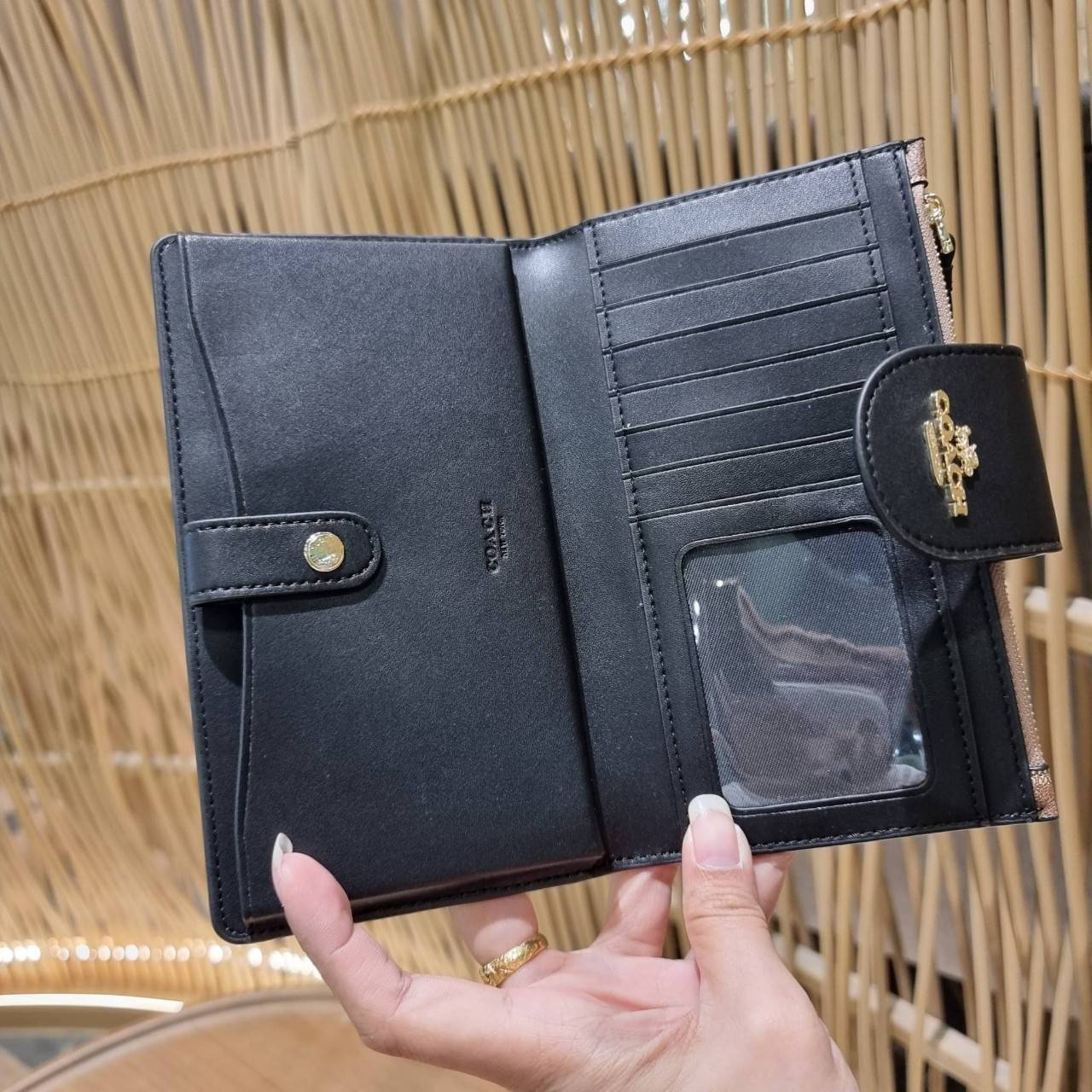 พร้อมส่ง 7 สี COACH C2874 TECH WALLET IN COLORBLOCK SIGNATURE CANVAS จัดให้สีใหม่ก่อนใคร!! ดีไซน์ใหม่ คอลเลคชั่นสวยหรู กระเป๋าสตางค์พร้อมสายคล้องมือ ง่ายต่อชีวิตมากจ้า!! มันดีอะไรเบอร์นี้ ใส่ได้ทั้งบัตร และโทรศัพท์ก็ใส่ได้ทุกรุ่น แถมยังมีช่องซิปแยกไปอีก ช