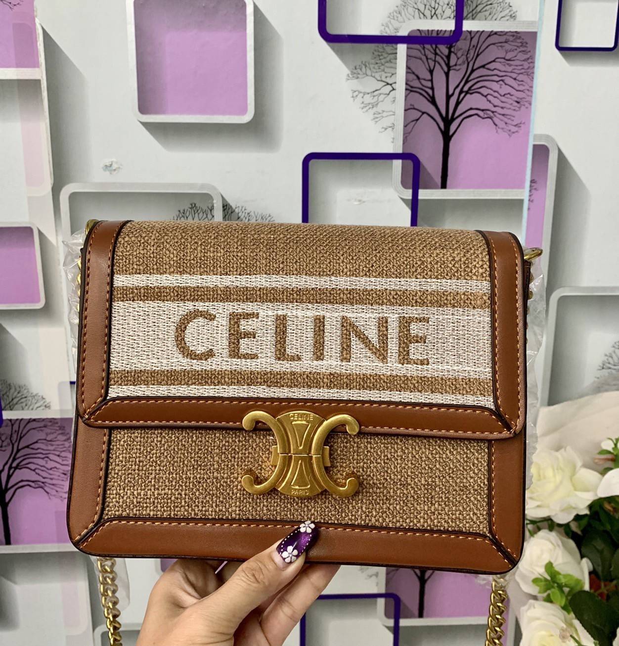 CELINE TRIOMPHE BAG VIP GIFT WITH PURCHASE (GWP) พรีเมี่ยมกิ๊ฟ Limited Edition จาก CELINE PERFUME DUTYFREE COUNTER วัสดุ Textile Canvas & CalfSkin ดีไซน์ทรงสี่เหลี่ยมผืนผ้า อะไหล่ทอง ด้านหน้าปักโลโก้แบรนด์เด่นชัด ด้านหลังมีช่องสำหรับใส่ของอีก 1 ช่อง สายสะ