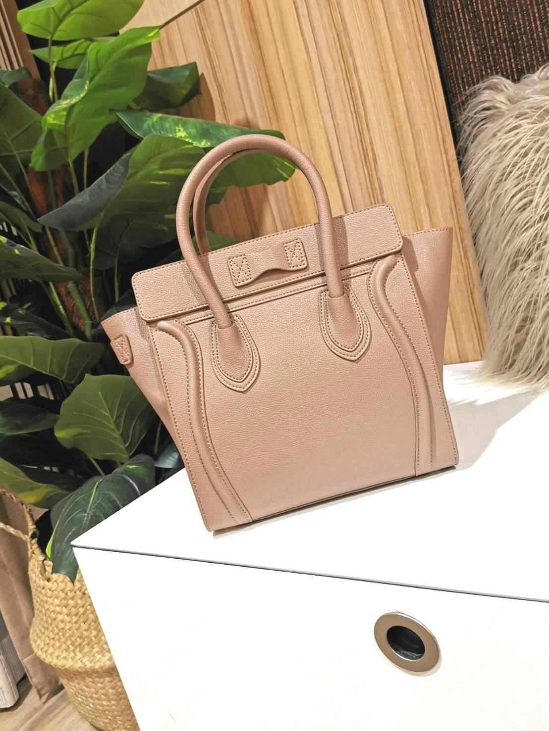 CELINE HANDLE BAG VIP GIFT WITH PURCHASE (GWP) พรีเมี่ยมกิ๊ฟรุ่นใหม่ Limited Edition จาก CELINE HAUTE PARFUME DUTYFREE COUNTER หนังแท้ Calf Skin Leather มาในดีไซน์สุดหรูยอดนิยมหนังนิ่มหอมขึ้นเทคเจอร์สวยอยู่ทรง เปิดปิดด้วยซิปสะดวกใช้ ด้านหน้ามีโลโก้แบรนด์ 