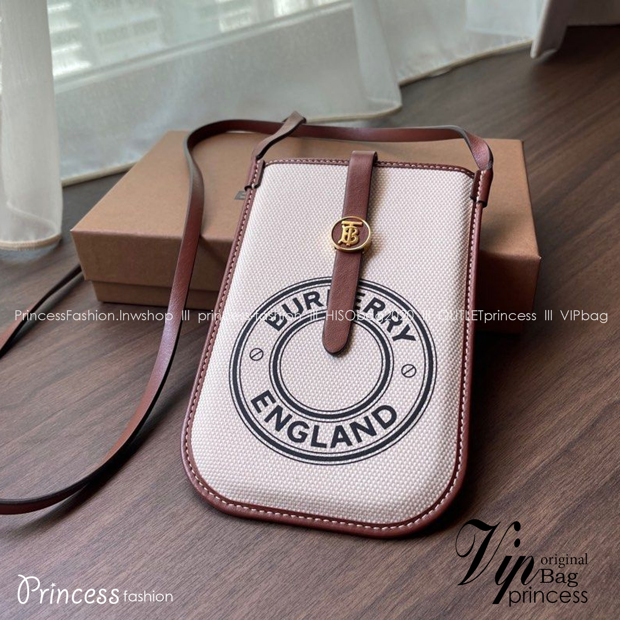 Burberry Phone Case Anne Logo Graphic Print / BURBERRY FRAGRANCES CROSSBODY BAG กระเป๋าใส่โทรศัพท์ ใช้ได้ทั้งชายหญิง งานผ้าแคนวาสอย่างดีตัดขอบหนัง มีช่องใส่บัตรด้านหลัง น่ารักตะมุตะมิ ใส่บัตรใส่ของจุกจิกใส่โทรศัพท์ได้ น่ารักไปอีกจ้า