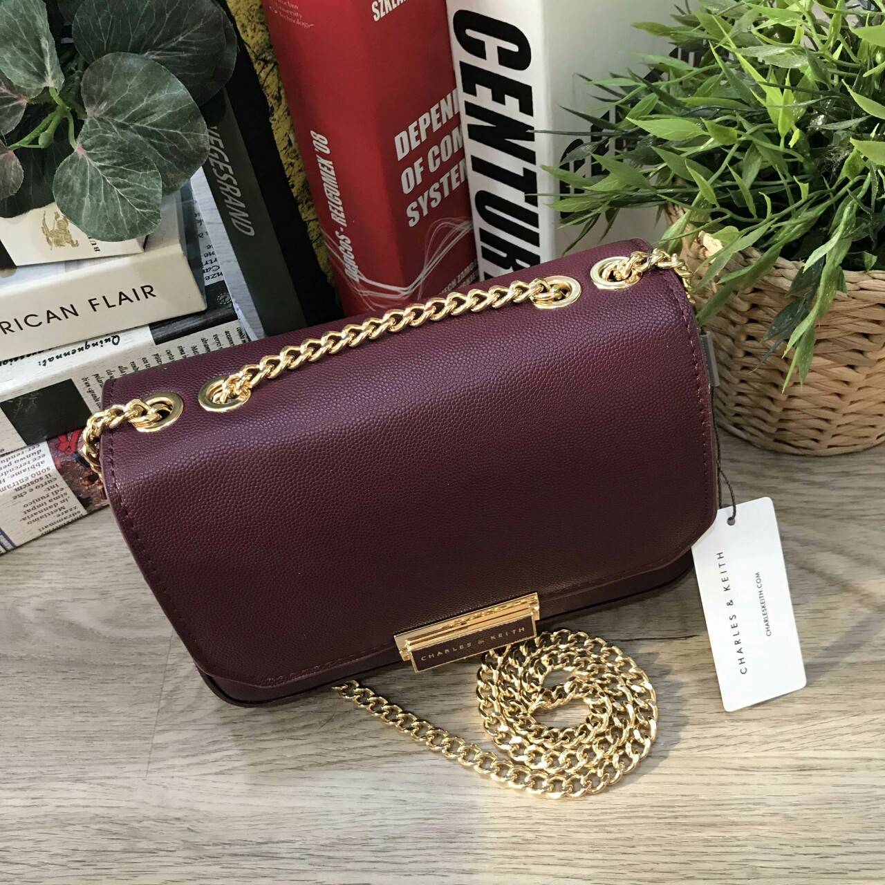 CHARLES & KEITH PUSH-LOCK CHAIN SLING BAG 2018 กระเป๋าสะพายวัสดุหนังคาเวียร์สวยอยู่ทรง ขนาดมินิกำลังดี น้ำหนักเบา เปิดปิดด้วยฝาปิดตัวล็อคปั๊มโลโก้ด้านหน้า ภายใน มีช่องซิป และช่องใส่บัตร มาพร้อมสายสะพายโซ่ยาวสามารถซ้อนสายสั้นสะพายไหล่ หรือสายยาว Crossbodyไ