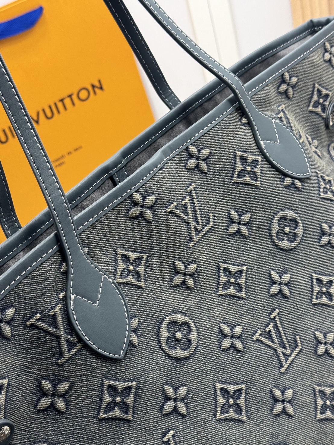 LV Neverfull MM Denim Tote Bag กระเป๋าสะพายทรงโท้ทเดนิมลายโมโนแกรมปั้มนูน พร้อมใบเล็กเข้าชุด ภายในโล่งกว้างมาก สะพายไปเที่ยวต่างจังหวัดคือดีงามมากจ้า หรือจะสะพายไปทำงาน ไปต่างประเทศก็สะดวก จัดไป!