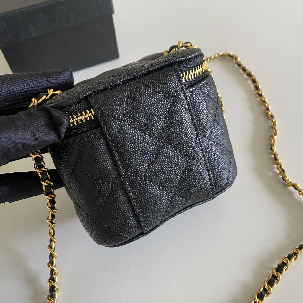 พรีเมี่ยมกิ๊ฟแท้ 100% 】พร้อมส่งที่ไทยที่นี่ที่เดียว Chanel Classic Box With Chain mini 9 cm. หนังคาเวียร์ ปรับสายได้ น่ารักมากกก