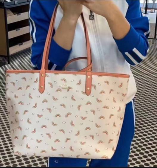ลายหายากแล้วนะคะ🌈 COACH REVERSIBLE CITY TOTE RAINBOW PRINT ((F72720)) กลับมาอีกครั้ง! กระเป๋าทรงTote หนังแท้ กลับด้านได้ใช้ได้2ด้านค่ะ//ด้านนึงสีครีมลายรุ้ง//อีกด้านสีโอรส สวยงามค่ะ