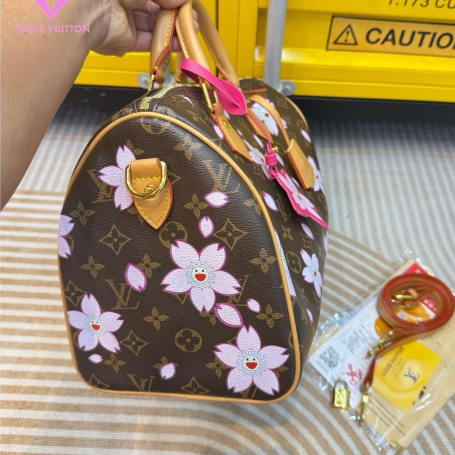 LV x TM Speedy Bandoulière Cherry Blossom bag กระเป๋าทรงหมอนที่ใครเห็นต้องเป็นคลั่งรัก ปรับลุคให้มีชีวิตชีวาด้วยลายดอกไม้ซากุระเชอรี่บลอสซั่ม คอลใหม่สุดเอ็กซ์คลูซีฟ