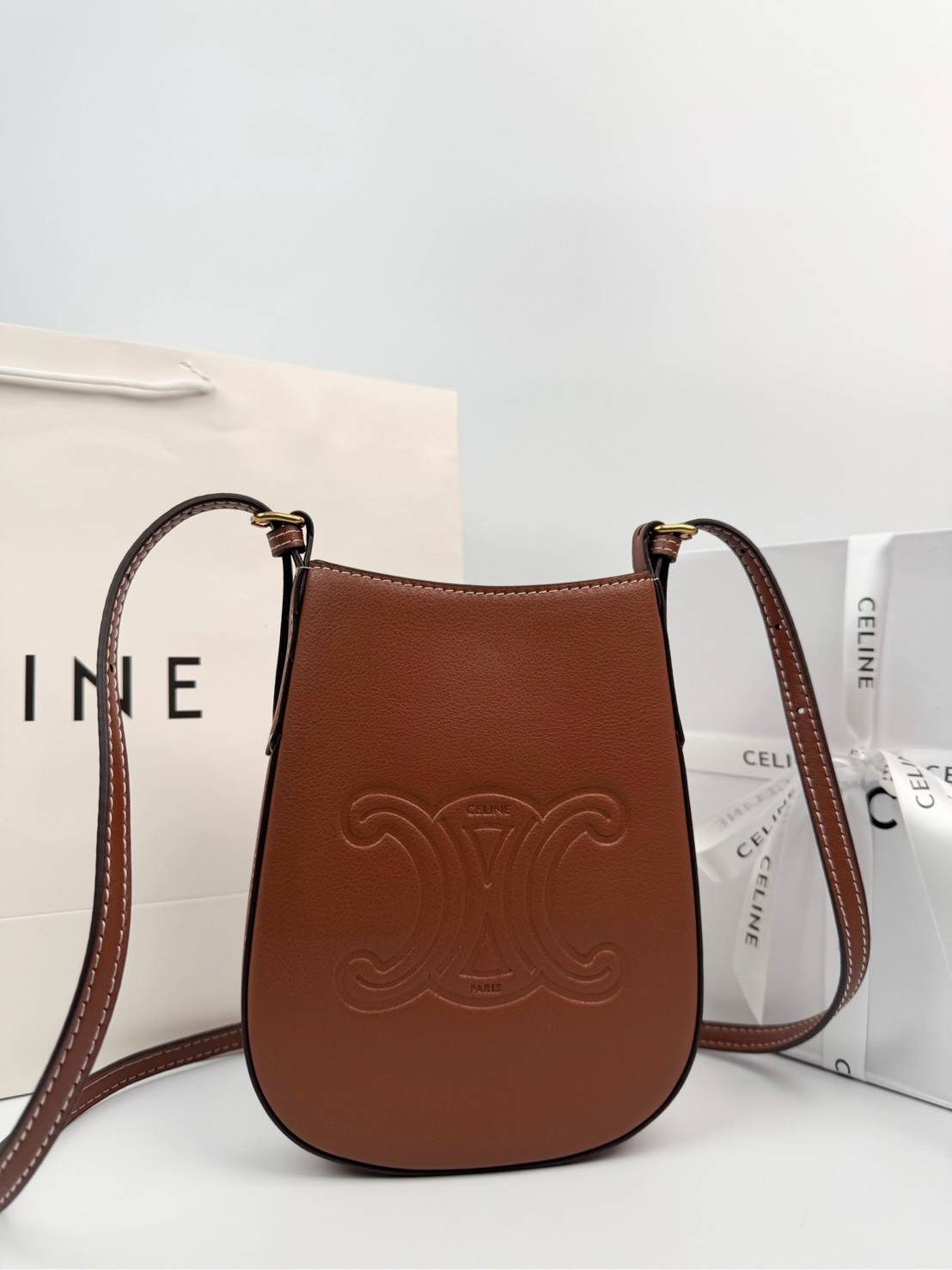 ORI หนังแท้ | CELINE PHONE POUCH HELOISE IN SUPPLE กระเป๋าใส่โทรศัพท์ เรียบหรู ด้วยลวดลาย Triompe ที่แสดงถึงความเป็นเอกลักษณ์ของแบรนด์