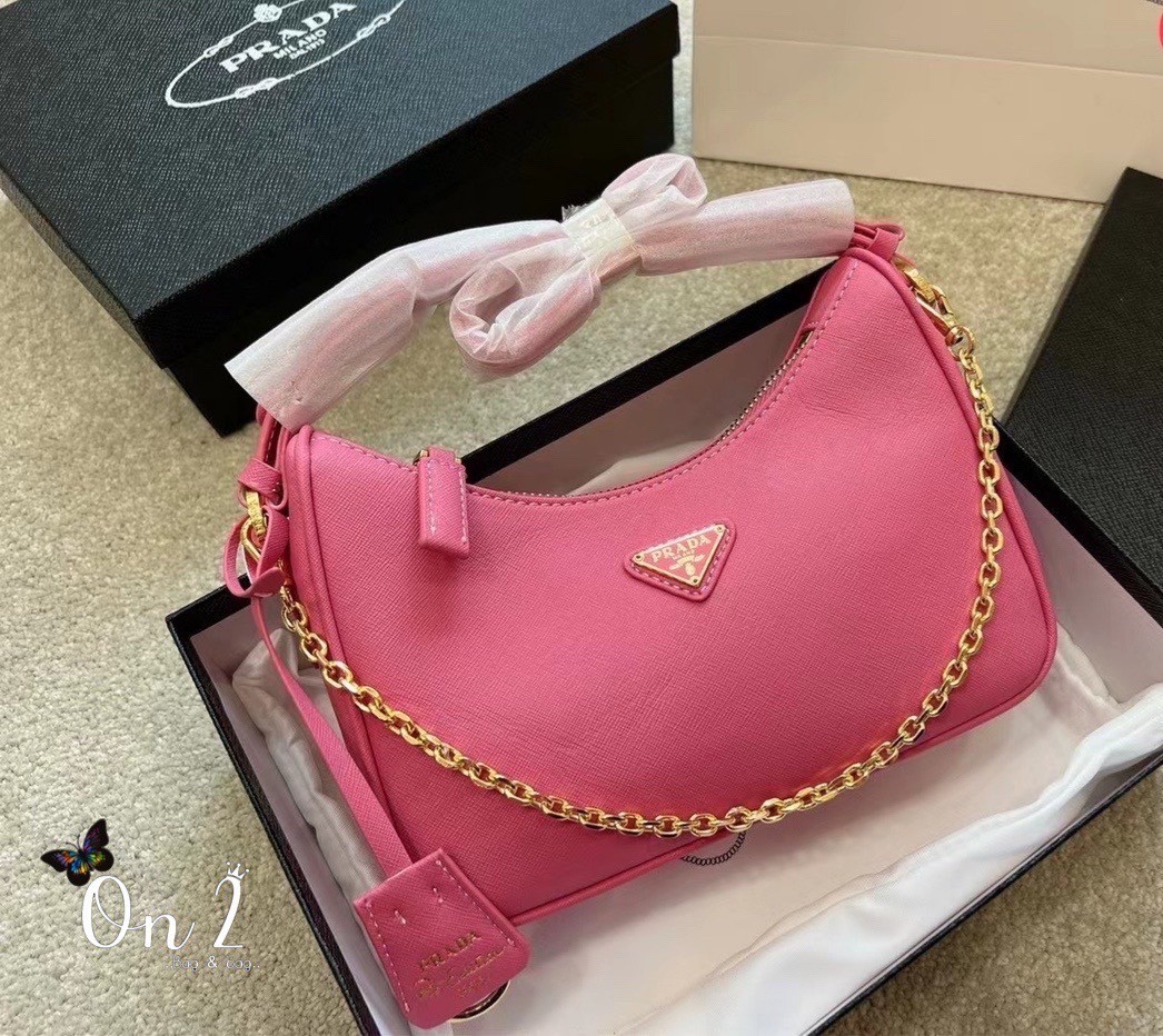 Prada Re-Edition 2005 Saffiano leather bag / PRADA COLLECTION SS22 🔥 HOTS ITEM มาเเรงสุดตอนนี้ น่ารักมากๆ สีพาสเทล สีสายฝอ มาแบบจัดเต็มมาก ถือเกร๋ๆคาเฟ่ต้องลงเเล้วล่ะเเม่ หรูหราเลยค่า ปังสุดดด
