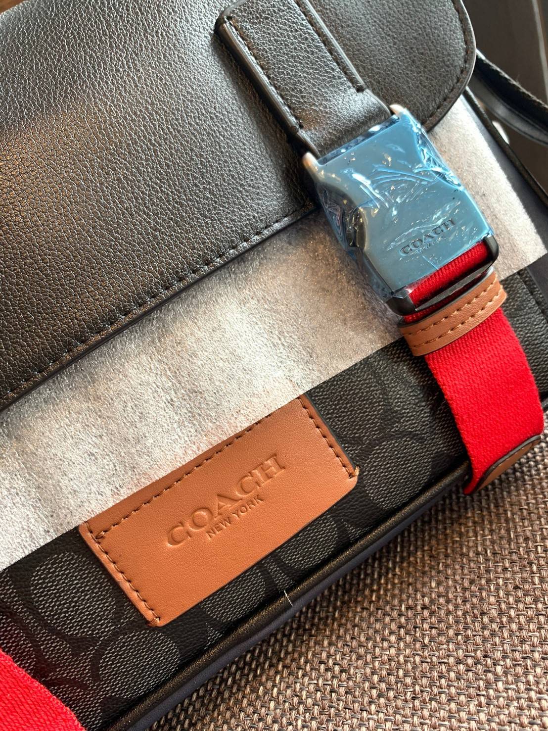 ไม่มีถือว่าพลาดมากๆ สำหรับรุ่นนี้ ใหม่เอี๋ยมเลยค่าา😘 COACH TRACK CROSSBODY IN COLORBLOCK ((4141//4021)) พร้อมส่งที่ไทย ใหม่ล่าสุดค่ะ! กระเป๋าสะพายครอสบอดี้ร์หรือสะพายข้าง หนังแท้ชั้นดีที่สุด หนังนิ่มสวยมากๆค่ะ ด้านหน้าเย็บป้ายหนังโลโก้แบรนด์ เปิดป