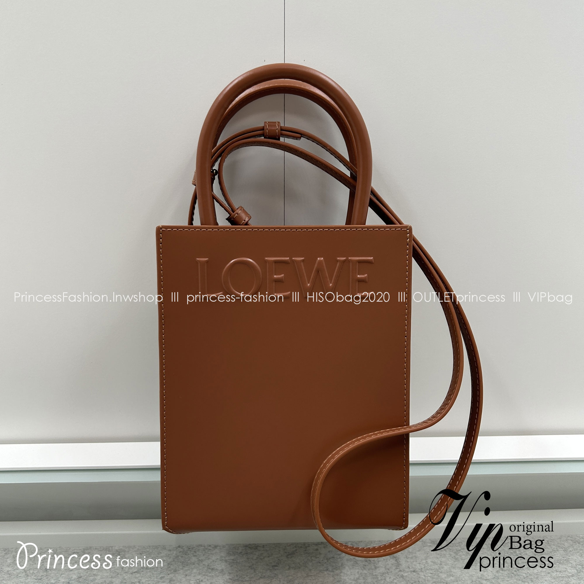 LOEWE Tote Leather Bag พร้อมส่ง กระเป๋าทรงโท้ทหนังเรียบสวยอยู่ทรงด้านหน้ามีโลโก้แบรนด์ หูจับแข็งแรงมาพร้อมสายสะพายหนังเรียบยาวปรับระดับได้จะถือหรือสะพายไหล่สะพายเฉียงก็ดูดี
