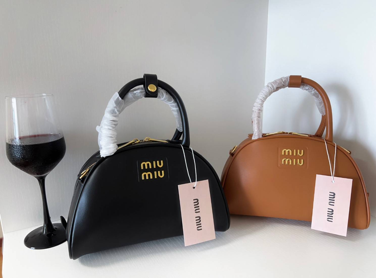 MIU MIU HALF-MOON TOP HANDLE BAG / Patent leather bowling bag / Miu Miu Leather top-handle bag กระเป๋าทรงพระจันทร์เสี้ยว หนังนิ่ม ลื่นเงา ตัดกับอะไหล่ทองได้ลงตัว