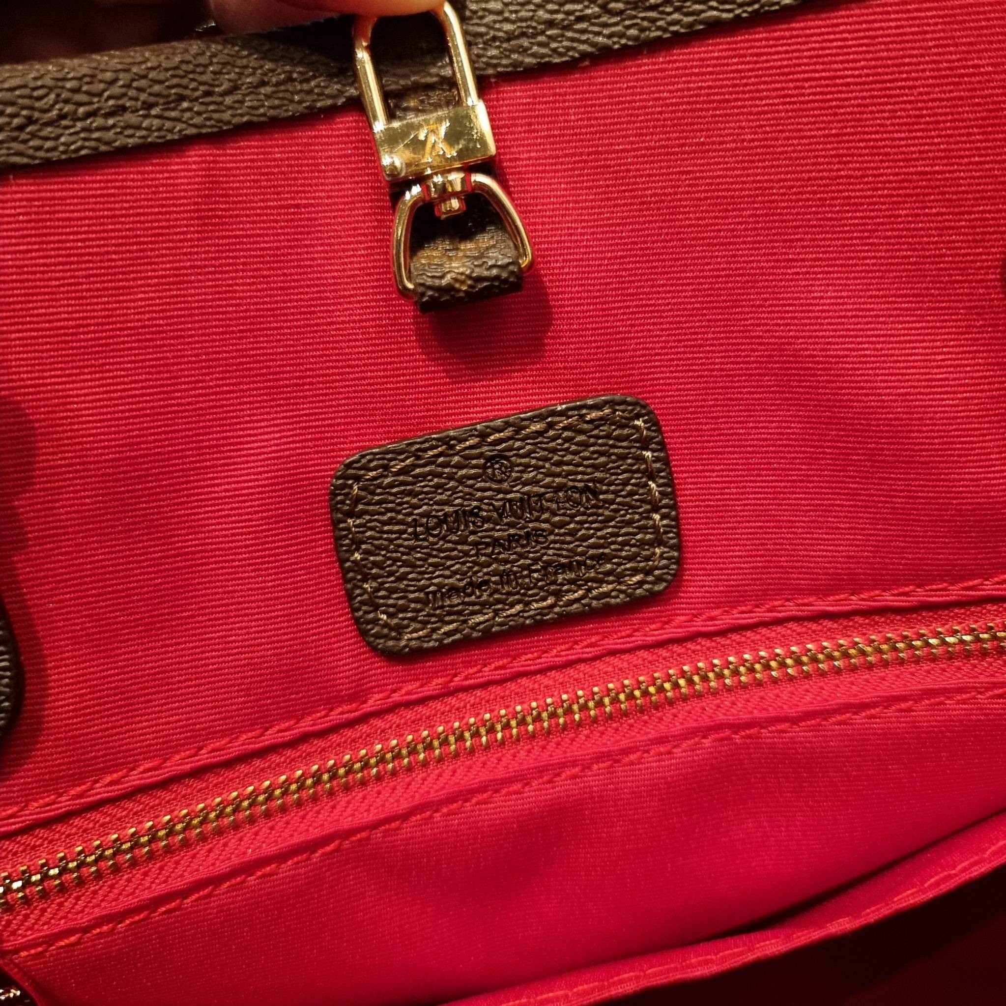 LV crossbody tote bag 10" 16" สเปเชี่ยล gift box set ในราคาที่แสนดี น่าคบหา!! สุดคุ้มและสวยที่สุดยันกล่อง!! ได้ไปยังไงต้องร้องว้าว!! กระเป๋าทรงโท้ทที่สาวๆตามหา ดีไซน์คลาสสิค ผู้ดี หรูหรา โทนสีใช้งานง่าย ได้ทุกลุค ทุกสไตล์ วัสดุหนังแคนวาสคุณภาพ ม