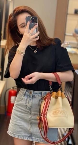 COACH Color-Block Leather Field Bucket Bag ((C3850//C3851)) พร้อมส่งที่ไทย กระเป๋าทรงขนมจีบ สุดฮิต ใช้ได้กับทุกๆวัน หนังแท้ลายหนังสวยนิ่มมือดีค่ะ ด้านหน้ามีโลโก้แบรนด์ตังใหญ่ ปากกระเป๋าแบบหูรูด ปล่อยหนังห้อยยาวลงมา ภายในกระเป๋ากว้างใส่กระเป๋าเงินใบยาวได้;