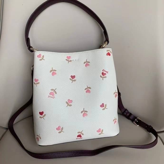 COACH SMALL TOWN BUCKET BAG WITH HEART FLORAL PRINT ((C2811)) 💐พร้อมส่งสินค้าห้ามพลาดค่ะ! กระเป๋าหิ้ว//คล้องไหล่//สะพายครอสบอดี้ร์ได้ ใบเดียวเอาอยู่จร้า😘 หนังแท้โดดเด่นด้วยดอกหัวใจนูนสลับวิ้งๆ ได้สวยงามน่ารักมากๆค่ะ