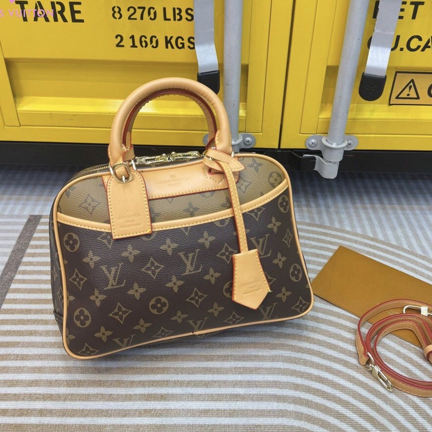 LV Monogram Trouville Handbag กระเป๋าสะพายดีไซน์คลาสสิควินเทจ รูปทรงใช้งานง่ายสะดวกคล่องตัว เรียบง่าย หรู ดูผู้ดี ปากกระเป๋ามีซิปเปิดปิด ภายในโล่งกว้าง พร้อมเสิร์ฟให้ในราคาน่ารักๆ