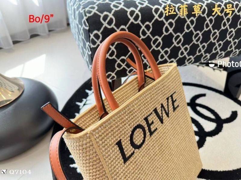 Loewe Leather-trimmed Raffia Tote / Loewe Tote Bag กระเป๋าโท้ท รูปทรงสวยงามสานเต็มใบ และยังโดดเด่นด้วยโลโก้ สีโทนอุ่น ทำให้ไอเท็มนี้ ภายในกระเป๋าใหญ่โล่งกว้าง ใบนี้เหมาะกับสายแฟชั่นมากๆ