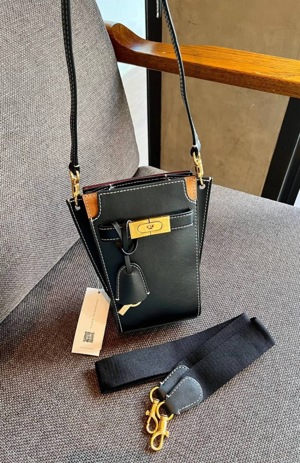 small TORY BURCH LEE RADZIWILL PEBBIED BAG ((139016)) แต่ใส่ได้จุ ขนาดพอดีลำตัว สวยมากๆค่ะ! ลุคหรูดูดีมากๆ กับกระเป๋าสะพายข้างจากTB รุ่นเล็ก