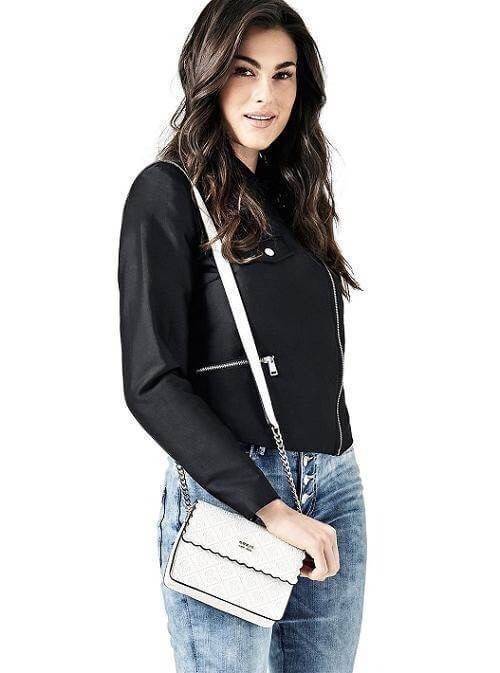 Guess Rayna Logo-Embossed Mini Crossbody กระเป๋าสะพายข้างทรง ครอสบอดี้ วัสดุหนัง pu ปั้มลาย Signature รอบใบรวมถึงสายยาว สวยตั้งอยู่ทรง ด้านหน้ามีโลโก้แบรนด์ เปิดปิดด้วยฝาปิดกระดุมแม่เหล็กซับในลายแบรนด์ มีช่องใส่บัตร ใส่มือถือ ของใช้จุกจิกได้เยอะ น้ำหนักเบ