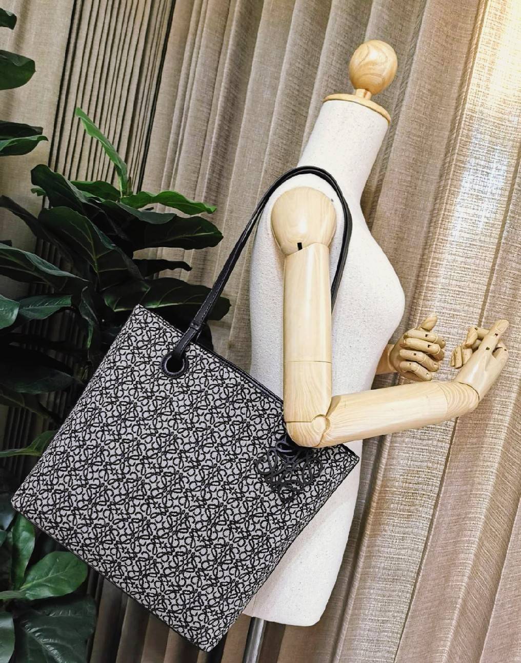 LOEWE ANAGRAM TOTE BAG VIP ไอเท็มใหม่! ดีไซน์สวยคงเอกลักษณ์ด้วยวัสดุ Anagram Canvas Jacquard Fabric ผสมผสานหนังแท้ Calfskin ลงตัวสุดคลาสสิค ขนาดกำลังดี น้ำหนักเบา ใส่เอกสาร A4 Notebook ipad ของใช้ได้เยอะ หูหิ้วหนังจับแข็งแรง สะพายไหล่ได้ พร้อมส่งที่ไทยสุด