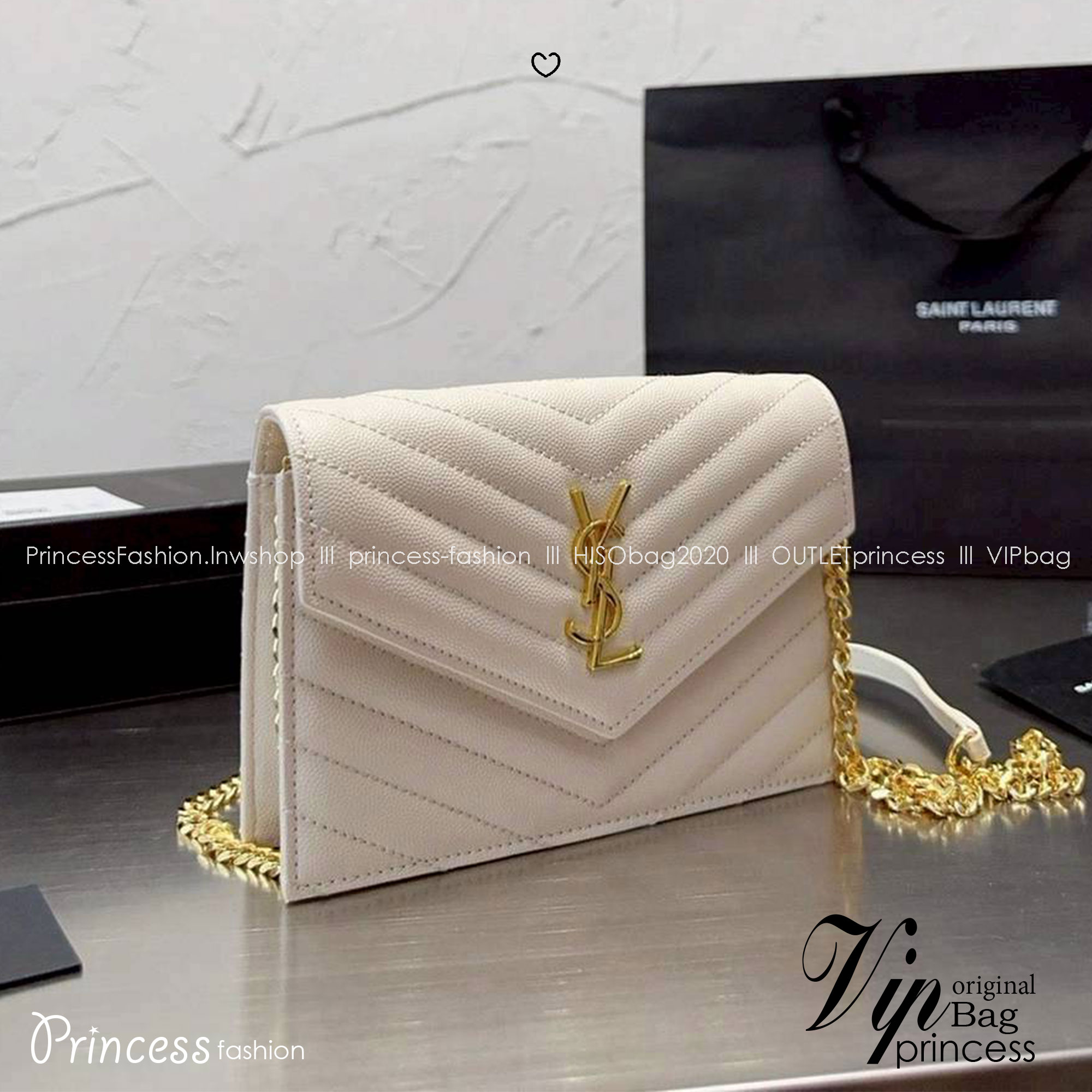 YSL Envelope Woc Bag กระเป๋าสะพายรุ่นในตำนาน ดีไซน์เรียบหรู โดดเด่นด้วยโลโก้ด้านหน้า เพิ่มดีเทลความผู้ดี