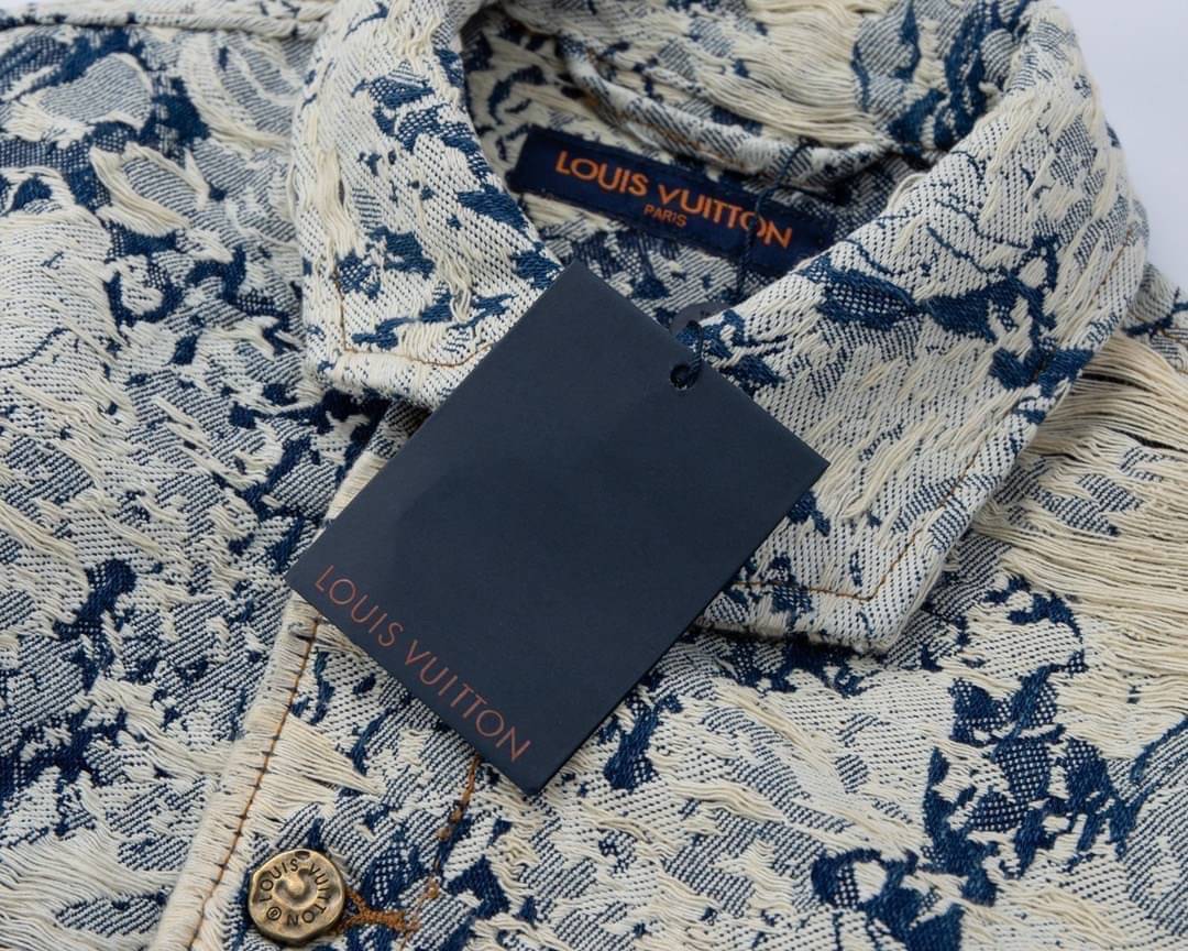 LV Classic Denim Jacket / LOUIS VUITTON Jacket เสื้อแจ็คเก็ตเดนิมทรงคลาสสิก เกรดออริจินอล มีป้ายแท็กที่คอเสื้อ ใส่ได้ทั้งผู้หญิงผู้ชาย พร้อมส่งที่ไทย ภาพสินค้าถ่ายจากงานขายจริง ใช้งานต่างประเทศได้
