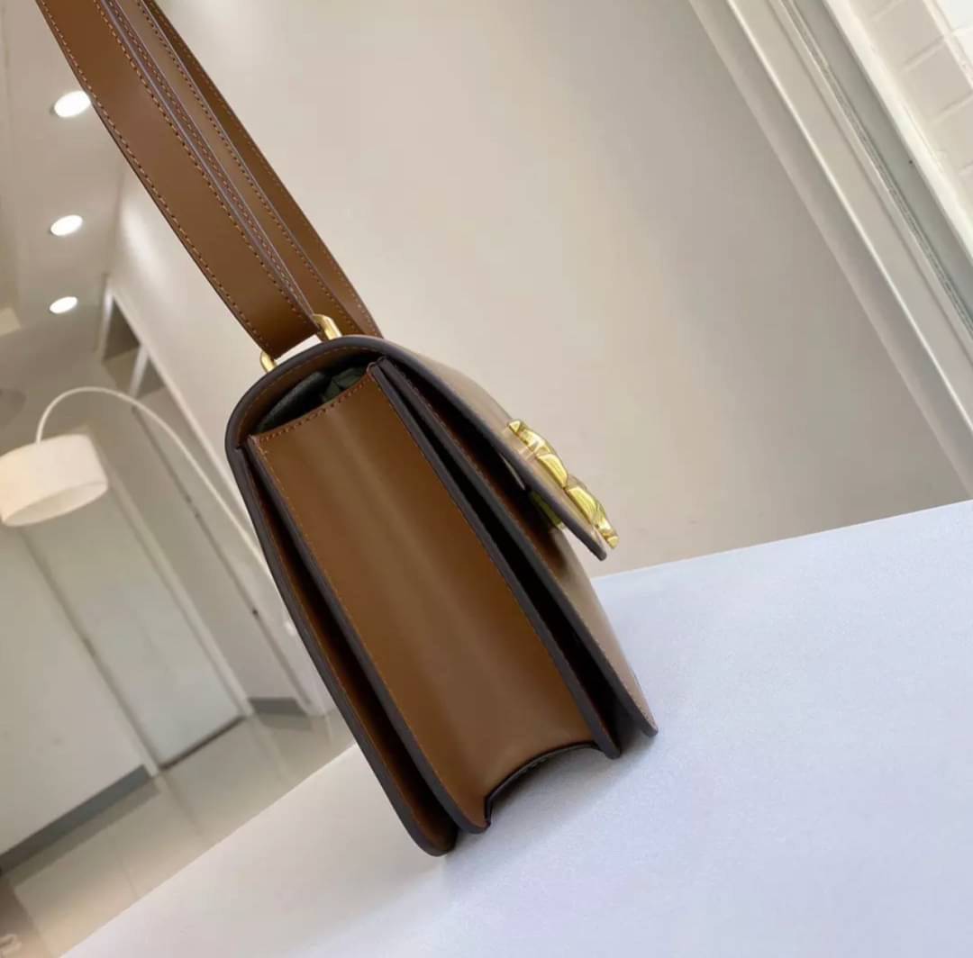 Tory Burch 75003 Eleanor Medium Convertible Shoulder Bag พร้อมส่งที่ไทย อีกรุ่นที่น่าครอบครองมากๆค่ะ กระเป๋าสะพายข้างและทบสายเป็นคล้องไหล่ได้ หนังแท้ชั้นดี ใช้ได้กับทุกๆโอกาส ห้ามพลาด ก่อนหมดนะคะ!!